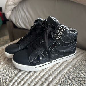 Size 6 Pastry Pop Tart Sneakers
PA15100
Pastry